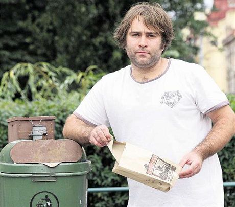 Ivo Solna, majitel firmy vyrábjící papírové sáky na psí exkrementy.