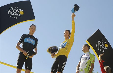 TI NEJLEP. Po tech tdnech diny na stupn vtz vystoupali Bradley Wiggins