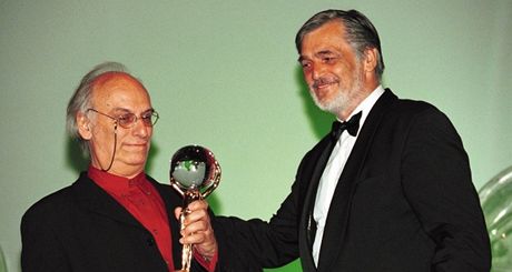 Carlos Saura pevzal z rukou JIího Bartoky cenu karlovarského festivalu.