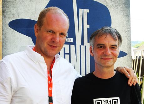 Reisér David Ondíek a Ivan Trojan (vpravo) u plakátu k filmu Ve stínu