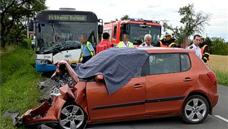 Senior ve kodovce nepeil náraz do autobusu ve Vratimov. (21. ervence 2012)