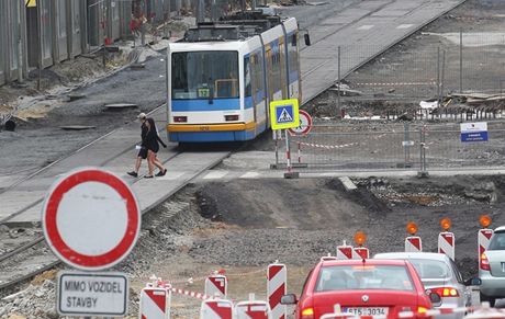 Jeden z posledních pohled na tramvaj projídjící stavenitm na ulici 28.