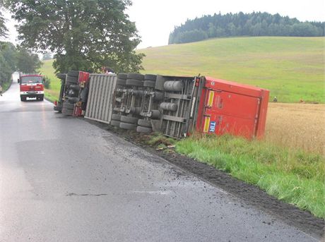 Pod kamionem se utrhla krajnice a pevrátil se na bok. Peváený dobytek se