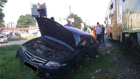 Nehoda automobilu a osobního vlaku na elezniním pejezdu v Ai si vyádala