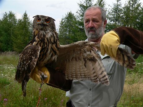 Petr Juha ukazuje zranné kídlo výra velkého.