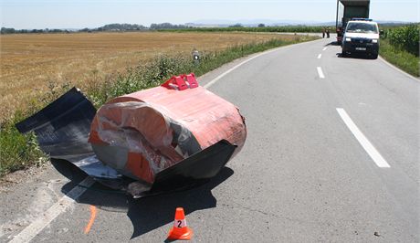 idi kamionu strhl u Troubek na Perovsku v zatáce oste ízení. V tu chvíli