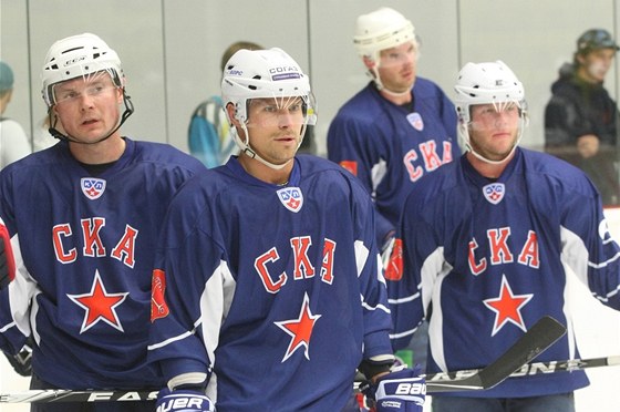 Hokejisté Petrohradu i s Petrem Prchou (uprosted) si v píprav zahrají proti brnnské Komet.