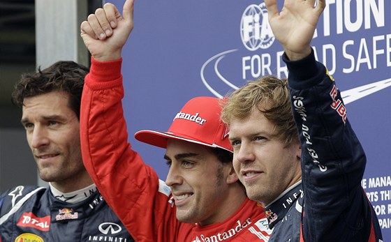 Vítz kvalifikace Fernando Alonso (uprosted) z Ferrari slaví pole position ve