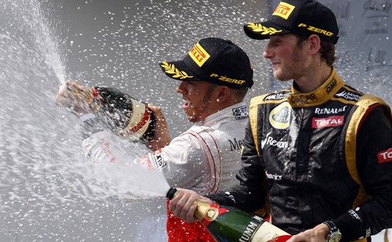 Vítz Lewis Hamilton a tetí Romain Grosjean si uívají slávu po Velké cen