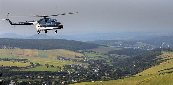 Vrtulník, který piváel sloupy pro lanovku na Klínovci (25. ervence 2012).