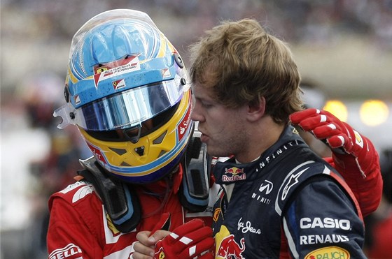 SOUPEI. Fernando Alonso a Sebastian Vettel se zdraví v cíli Velké ceny