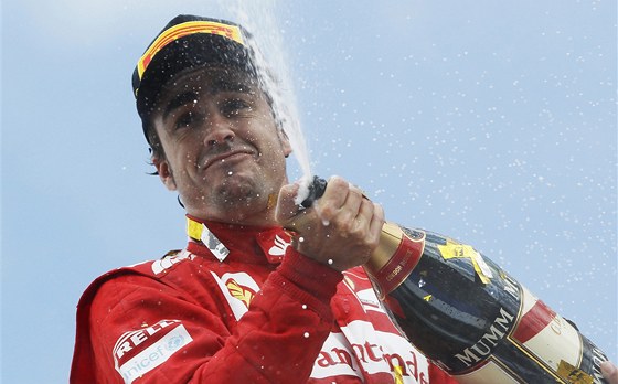 VÍTZNÉ AMPASKÉ. Fernando Alonso oslavuje výhru ve Velké cen Nmecka na...