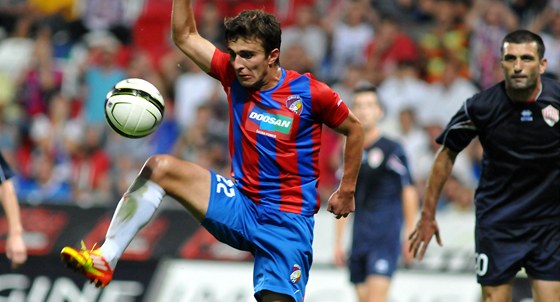 CHVÍLI SI NEKOPNE. Armén Edgar Malakjan se v zápase s Hradcem zranil a njakou dobu si od fotbalu odpoine.