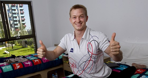 MALÉ POSTELE. Gymnasta Martin Konený ve svém pokoji v olympijské vesnici