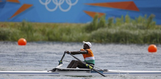 BOJOVNÍK. Skifa Hamadou Djibo Issaka z Nigeru si na olympijském kanále v Eton