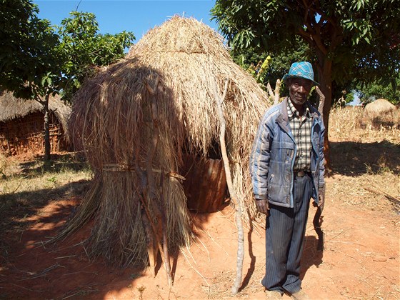 Ve vesnici Nhunha mla mise úspch. Lidé hrd pózují ped vchodem svých