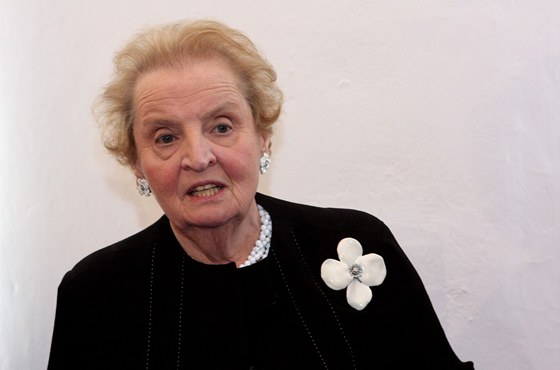 Bývalá americká ministryn zahranií Madeleine Albrightová otiskla v Terezíne...