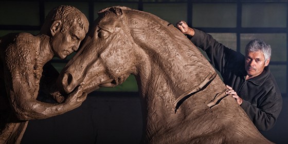 Jaromský socha Petr Novák s hlinným modelem pomníku padlým koním. Konená...