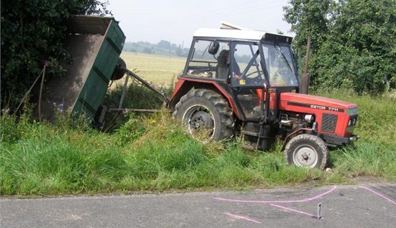 idi traktoru mohl vlak pehlédnout kvli vysoké tráv (ilustraní foto).