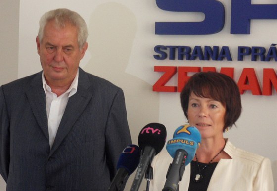 Senátorku Jiinu Rippelovou, která byla zvolena za SSD, získali zemanovci. Na podzim u bude kandidovat za Stranu práv oban Zemanovci.