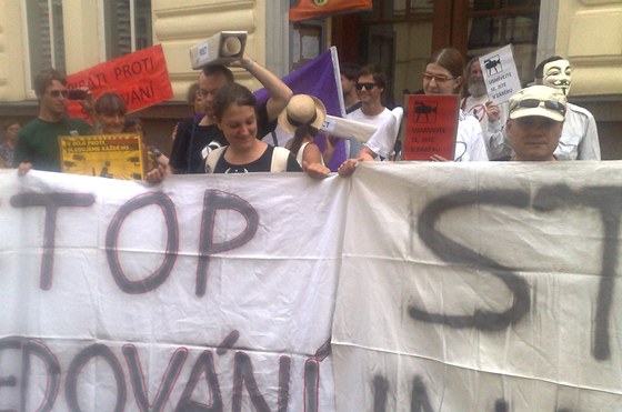 lenové a sympatizanti eské pirátské strany protestovali v Praze pro Evropskou
