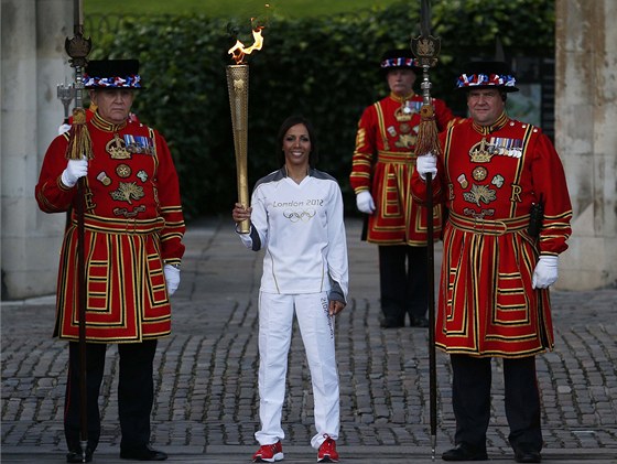 Bývalá britská bkyn Kelly Holmesová s olympijskou pochodní mezi stráci
