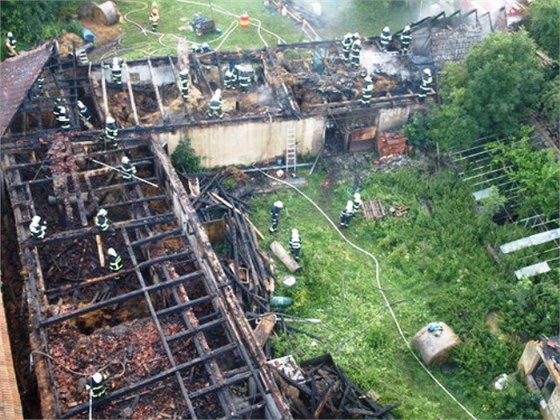 Poár rodinného domu s hospodáským stavením v Beneov na Blanensku zpsobil