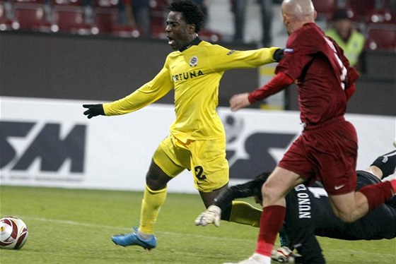 Bony Wilfried obchází brankáe Clara a stílí vítzný gól