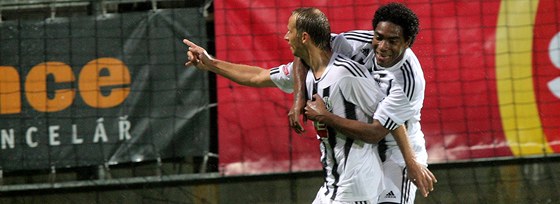 JE TO TAM Budjovický Rudolf Otepka se raduje z gólu, gratuluje mu Sandro.