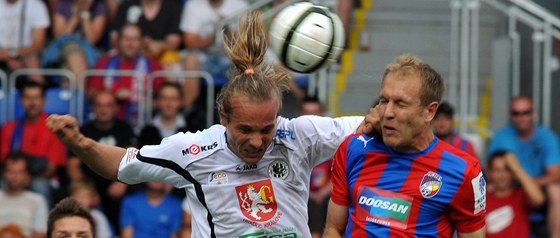 Plzeský záloník Daniel Kolá (vpravo) a jeho hradecký protivník Tomá Strnad.