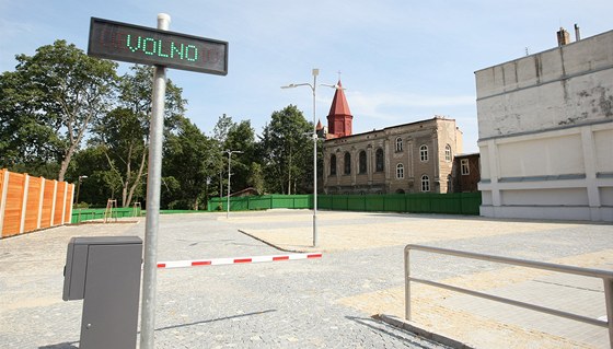 Nové parkovit v Kíové ulici v Jihlav zeje prázdnotou.