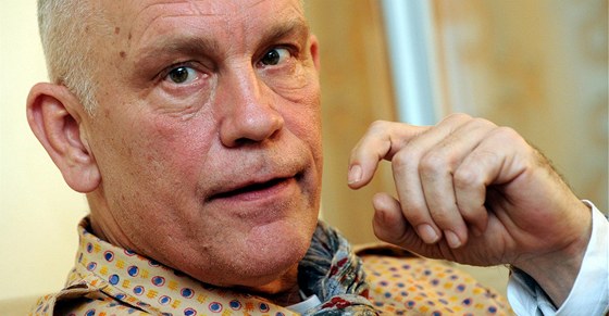 John Malkovich na tiskové konferenci Praského jara 2011