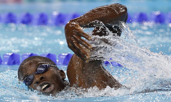 UEBNICOVÝ STYL. Plavec ze Rwandy Jackson Niyomugabo se uil svému sportu z