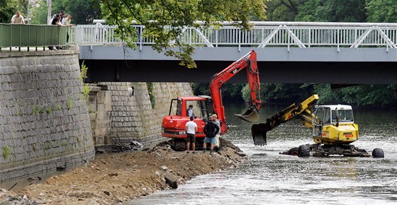 Dlníci opravují nábení ze Ohe. Vodáci Chebem projedou rychleji