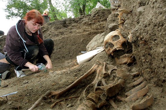 V netolickém archeoparku zkoumají studenti také pohebit kolem zaniklého