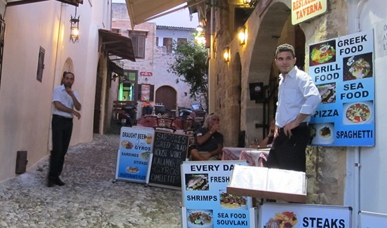 ekové stojí ped restauracemi a lákají turisty na veei. (Rhodos)