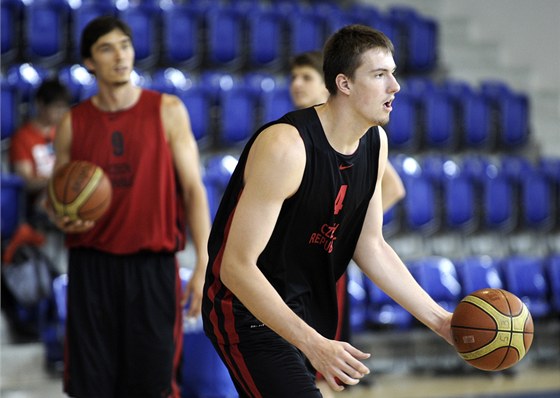 POD DOZOREM. Jií Welsch (v pozadí) u má dny své slávy v NBA za sebou. Na