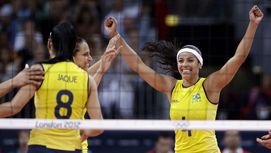 Brazilské volejbalistky Paula Pequenová (vpravo) a Jaqueline Carvalhová slaví