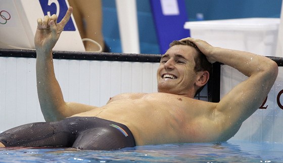 VZNÁÍ SE. Jihoafrický plavec Cameron van der Burgh po olympijském titulu na