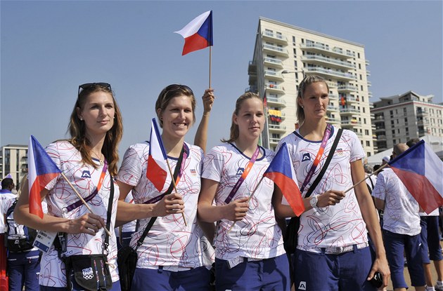 Slavnostní vztyování eské vlajky v olympijské vesnici. Na snímku zleva