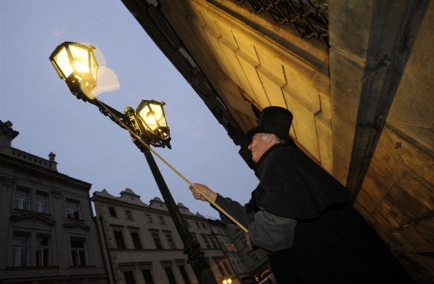 Do metropole se vrátili lampái.