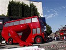 ervený autobus výtvarníka Davida erného ped eským domem v Londýn (22.