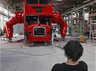Výtvarník David erný sedí ped svým posledním dílem - londýnským autobusem