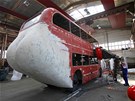 Autobus získal krom pohyblivých rukou i lidský zadek.