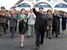 Severokorejský vdce Kim ong-un  se svojí manelkou Ri Sol-u pi otevení