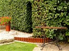 Vchod do uitkov sti zahrady a na louku je vybudovan v ivm habrovm plotu.
