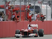 GRATULACE. Fernando Alonso projd clovou rovinkou okruhu v Hockenheimu a