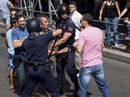 Mnohde se protestující stetli s dohlíejícími policisty.