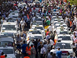 Tisíce taxiká zaplnily madridské ulice. Protestují proti balíku reforem,...