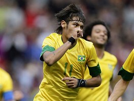 Brazilsk fotbalista Neymar oslavuje gl, kter vstelil na olympijskm turnaji